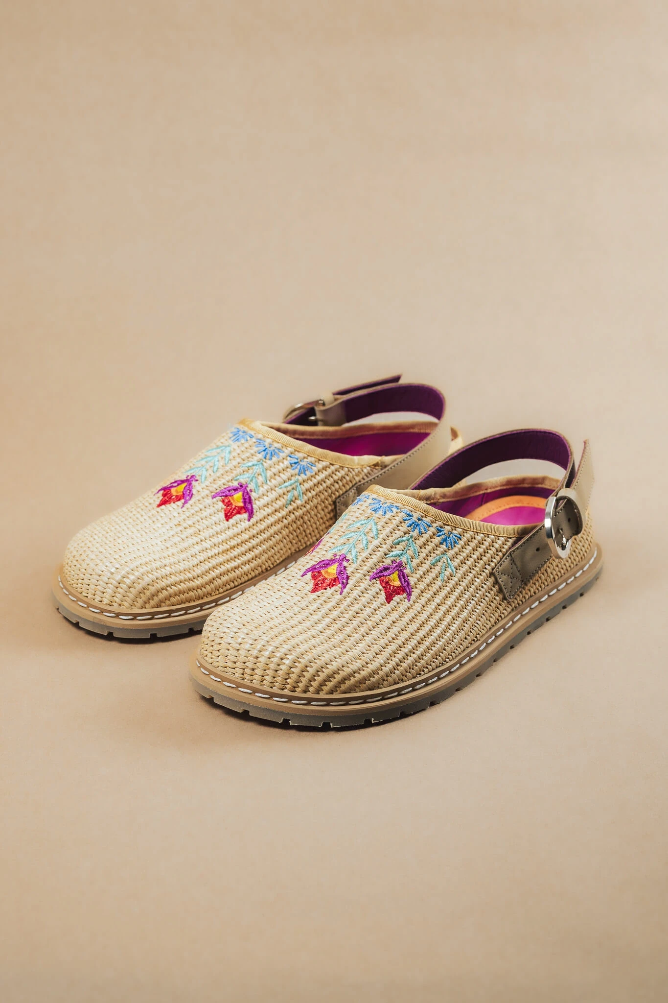 Босоногие сабо Sambas the bambas Bloom — бежевые с вышивкой